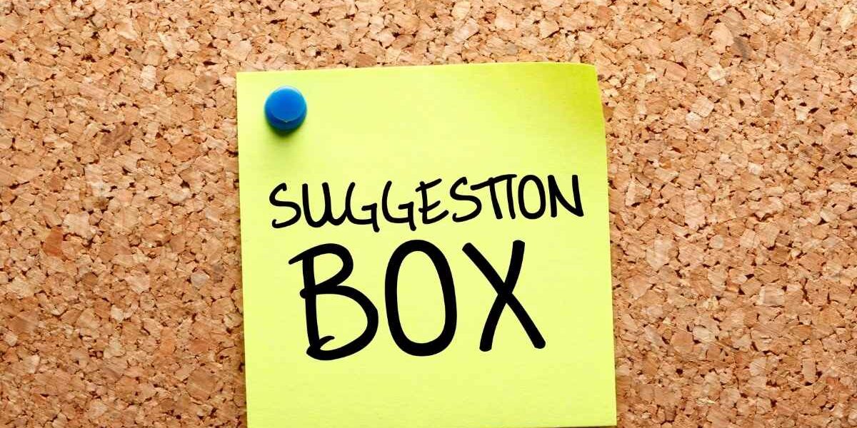 Post-it sur un tableau en liège avec écrit "Boite à suggestions" dessus